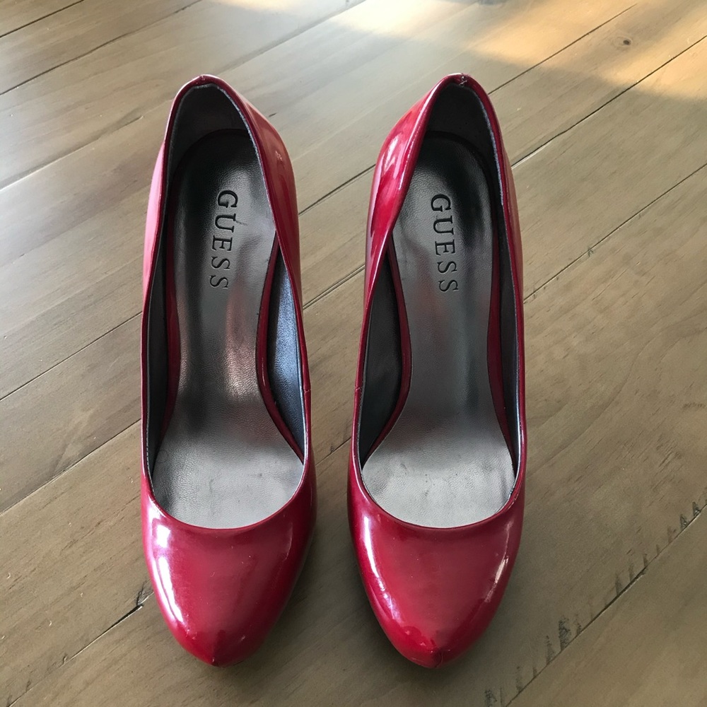 Red GUESS pumps! Size 6.